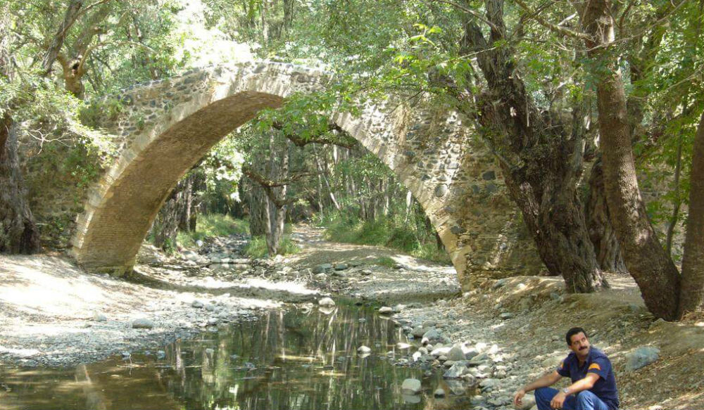 تتميز مدينة "بلاتريس" في قبرص اليونانية بشواطئها المشمسة ومنتزهاتها المزدحمة، وبجلساتها تحت غابات الصنوبر الخضراء، بالإضافة الى احتوائها على العديد من الفنادق الموجودة في الغابات إذ تعتبر من أكثر المناطق السياحية جمالاً وهدوءاً.