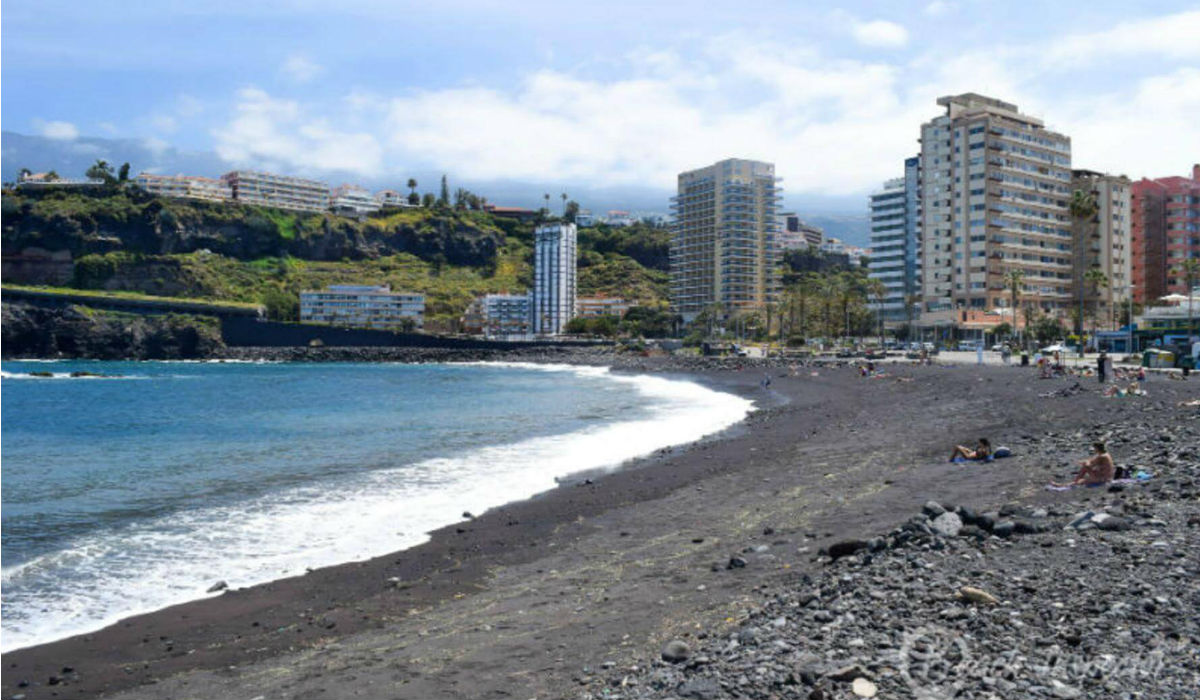 شاطئ "بلايا جاردن" في جزيرة تينيرفي الإسبانية.