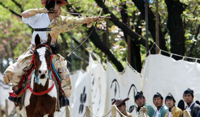 كان محاربو "الساموراي" يستخدمون الرماح والسهام.