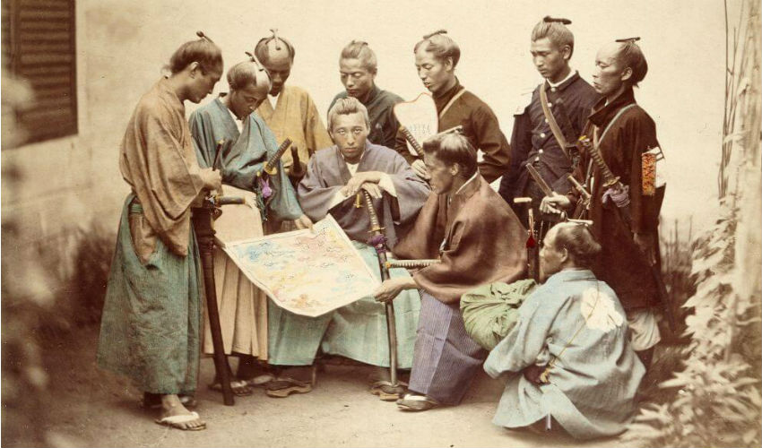 رجال "الساموراي" في معقل "ساتسوما" يراجعون بعض الخرائط قبل البدء بإحدى المعارك، وذلك خلال فترة حرب "بوشين".