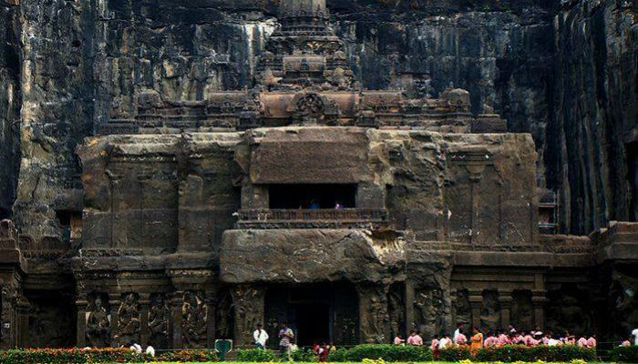 معبد "كيلاسا" الهندوسي مصنوع من صخرة غرانيت واحدة.