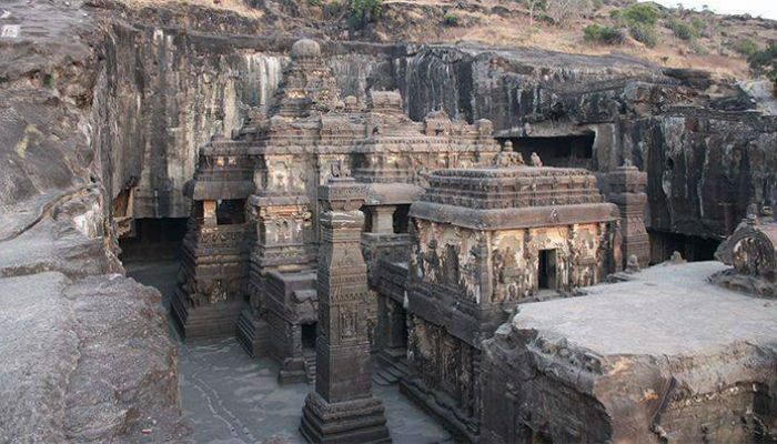 معبد "كيلاسا" الهندوسي في المنطقة الجبلية المسماة بـ"إيلورا" في الهند.