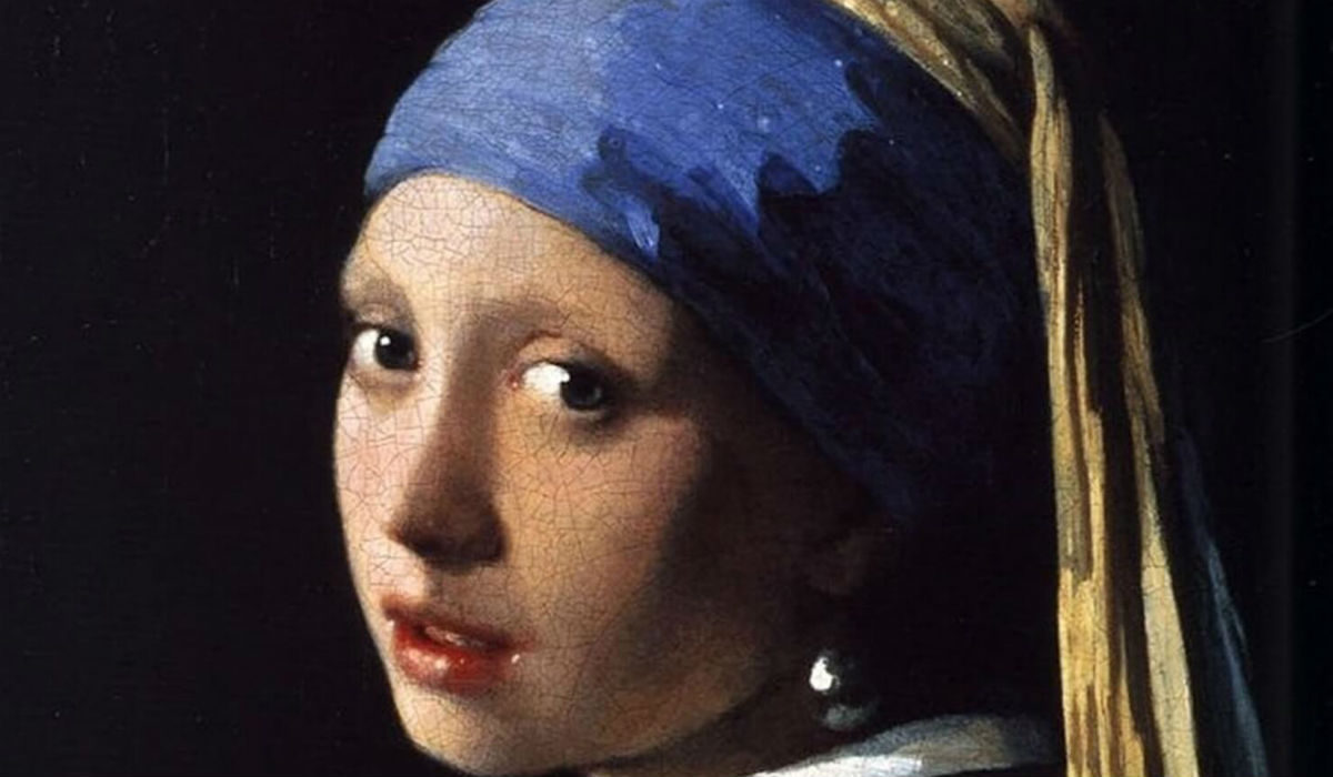 لوحة فنية بعنوان "الفتاة ذات القرط اللؤلؤي" للفنان الهولندي "يوهانس فيرمير" رسمها في القرن السابع عشر، حيث أراد أن يخلق "موناليزا هولندية" لكن بشخصية فتاة ترتدي لباس غير تقليدي مع قرطاً لؤلؤياً، عرضت هذه اللوحة في معرض "موريتشويس" في مدينة لاهاي بهولندا.