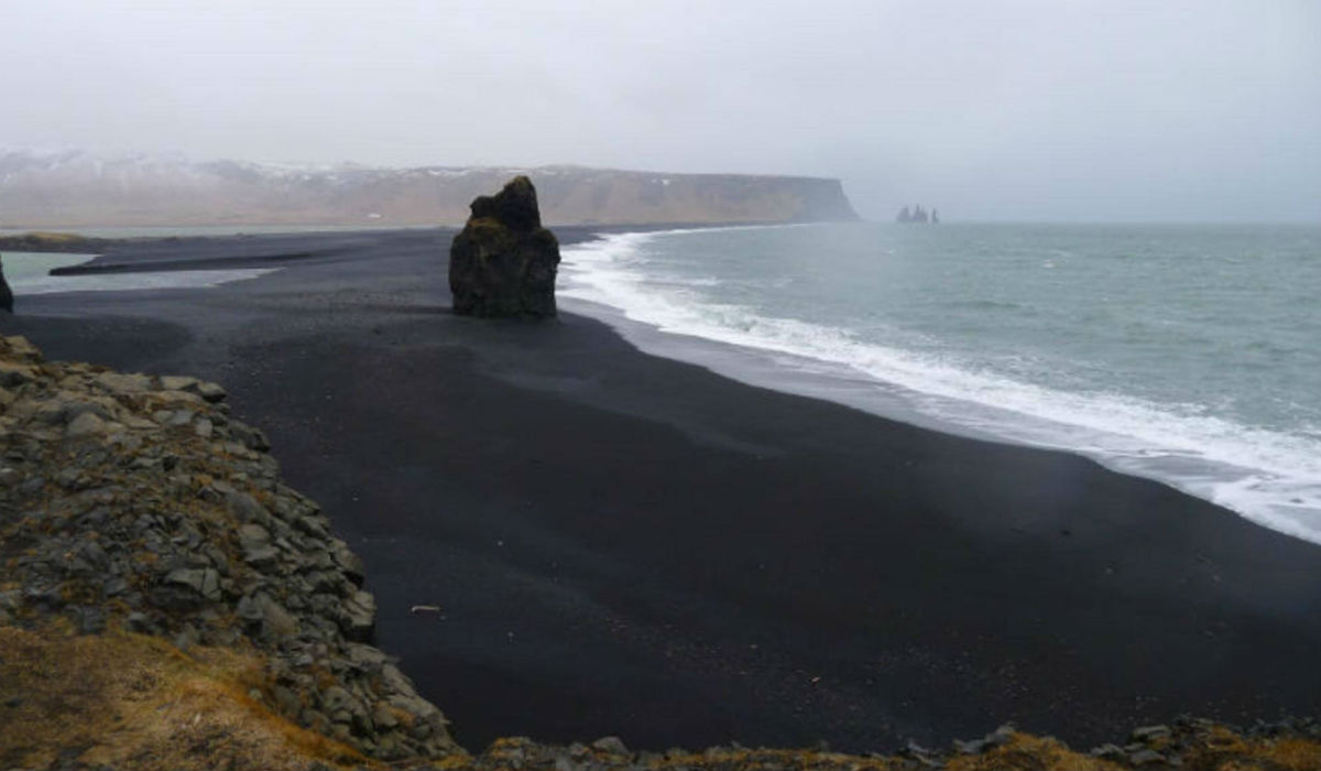 شاطئ "فيك" في آيسلندا.