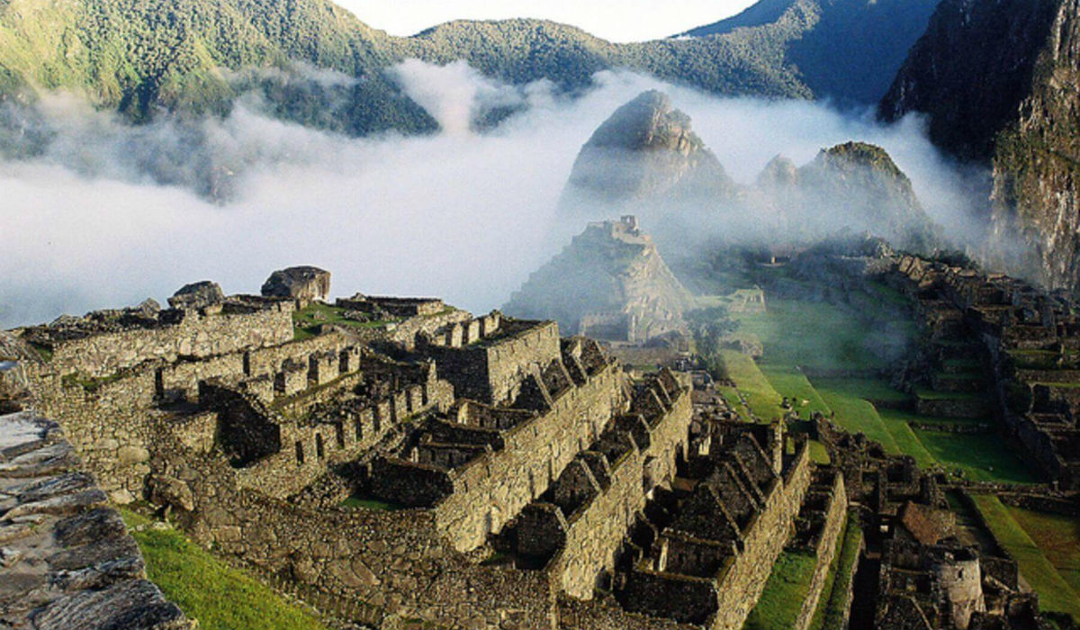 ماتشو بيتشو هي مدينة تقع في منطقة كوزكو في دولة البيرو، وهي واحدة من عجائب الدنيا السبع، بناها شعب الإنكا منذ أكثر من 600 عام، وكلمة "ماتشو بيتشو" باللغة الإنكية تعني "قمة الجبل القديم" وتحمل إسم المدينة المفقودة، ومن المؤسف ان هذه المدينة تعاني من تآكل وإنفصال في الصخور حيث يجري تحتها نهر يدعى "أولو بانيا"، ويقدّر أن هذه الأرض تغرق بمعدل أربعة سنتيمترات في السنة.