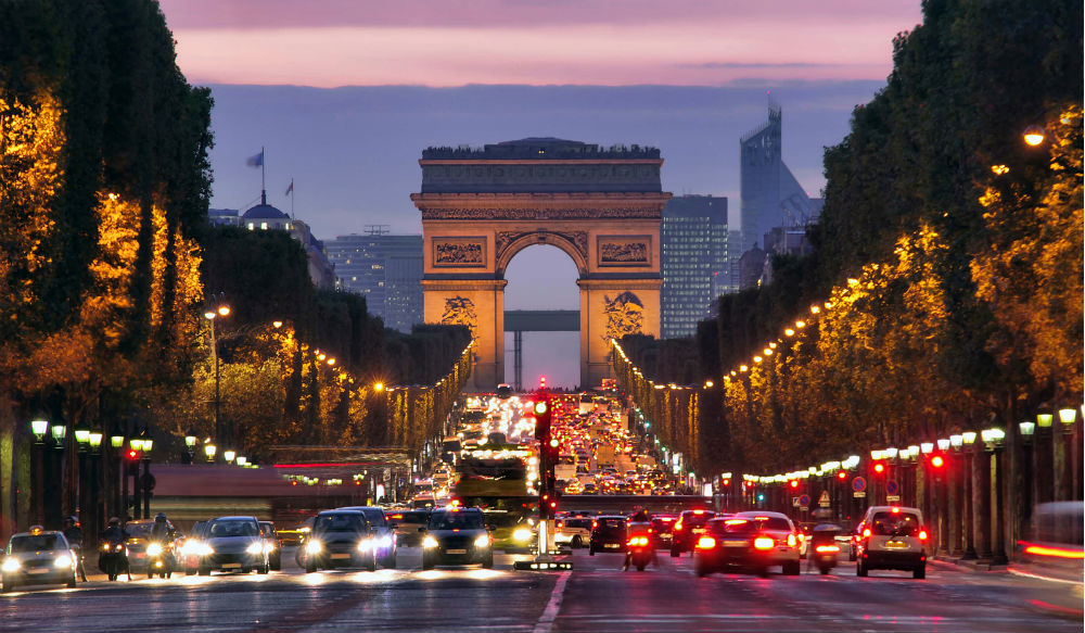 يتميز "شارع الشانزليزيه" بأنه أفخم الشوارع السياحية والتجارية في باريس، فهو يحتوي على أرقى المحلات التجارية والمطاعم والمقاهي والسينمات وقاعات الموسقى، كما يوجد في آخر هذا الطريق "قوس النصر" الأثري، ويقام فيه سنويا إحتفال العيد الوطني الفرنسي في 14 تموز من كل عام.
