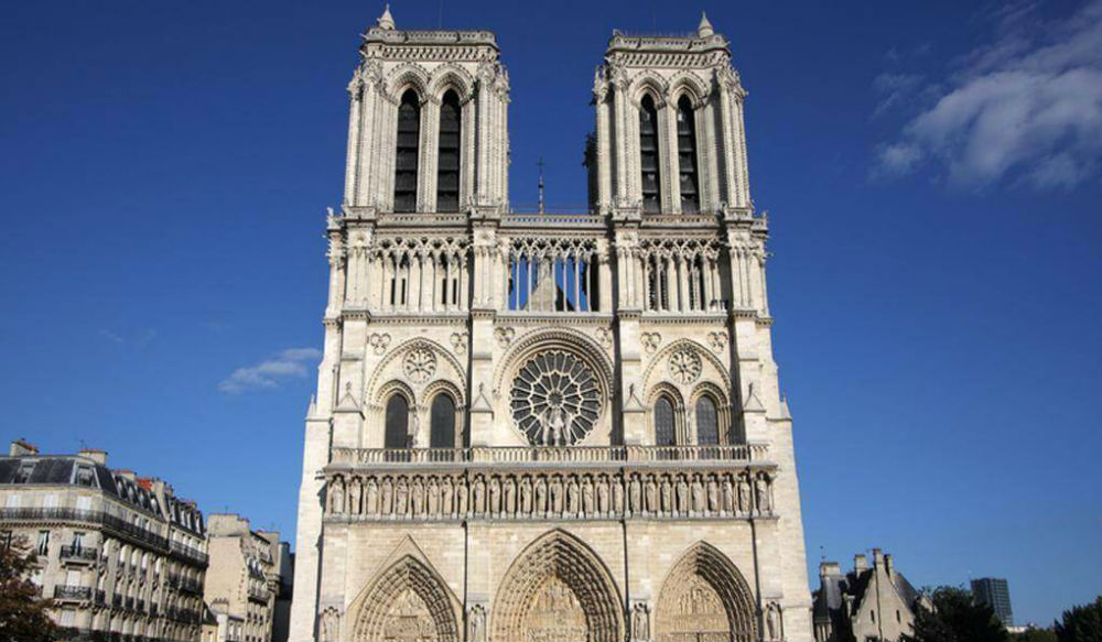"كاتدرائية نوتردام" أو "كاتدرائية سيدتنا العذراء" هي أحد أهم الأماكن السياحية في باريس، بناها الملك "شيلدبرت الأول" عام 528م حيث يبلغ إرتفاعها حوالي 33 متراً، بعد ذلك أصبحت كتدرائية مدينة باريس في القرن العاشر وبشكلها القوطي.