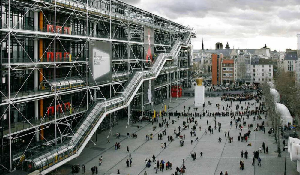 "مركز جورج بومبيدو" في باريس يرجع الى عهد "فيليب أوغست"، ويستقبل حوالي 30 ألف زائر يومياً، يضم المركز "مكتبة عمومية" و "متحف وطني للفنون الحديثة"، بالإضافة الى "معهد الأبحاث والتنسيق للصوتيات والموسيقى".