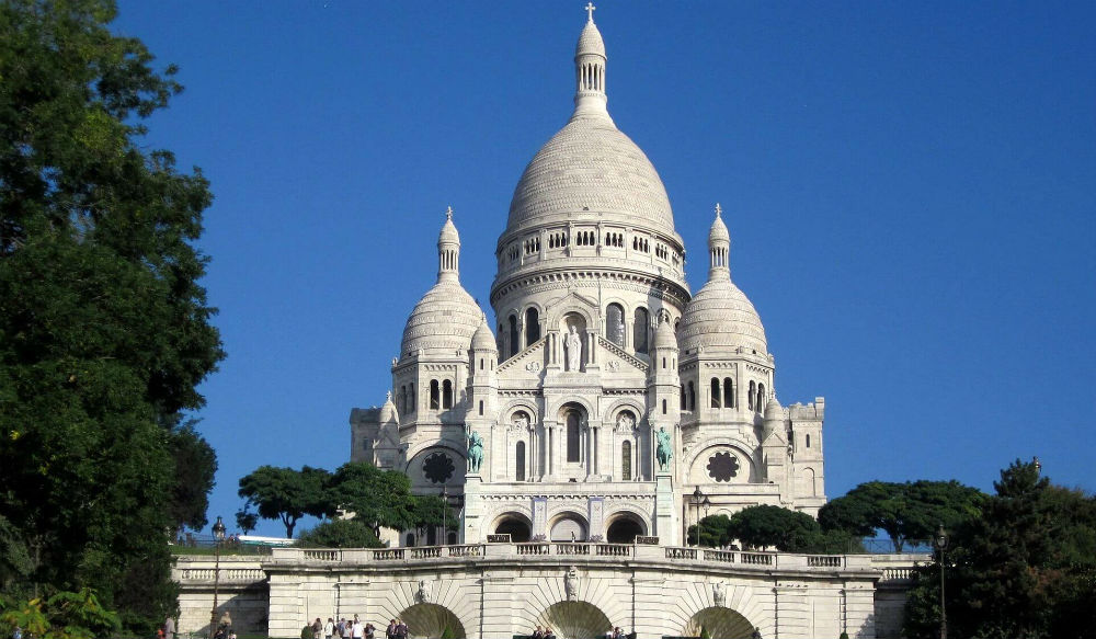 تقع "كنيسة القلب المقدس" على قمة "تل المونتمارتر" في باريس، بدأ المهندس "بول أبادي" ببنائها عام 1875م وإنتهى في عام 1914م، وتعتبر من المواقع السياحية المهمة في باريس إذ تحتوي أسفلها على قبور الأساقفة، بالإضافة الى مجموعة من الأشياء الأثرية.