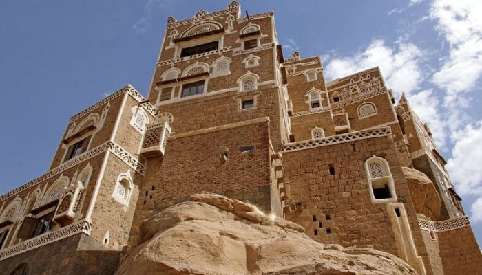 صورة لقصر "دار الحجر" في اليمن من الأسفل.