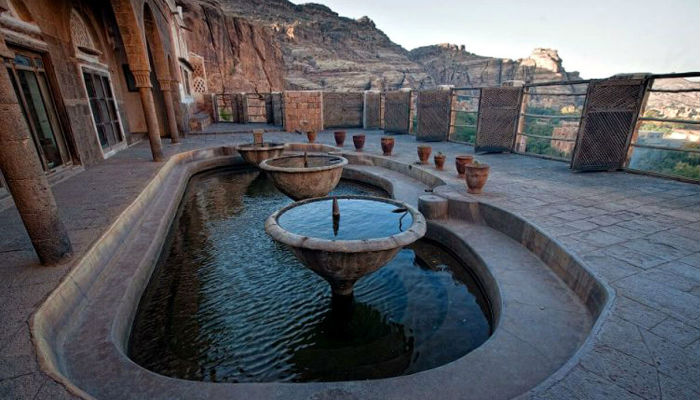 نافورات وبرك مياه في  قصر "دار الحجر" في اليمن.