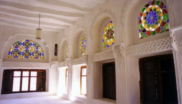 النوافذ ذات النقوش والألوان داخل قصر "دار الحجر" في اليمن.