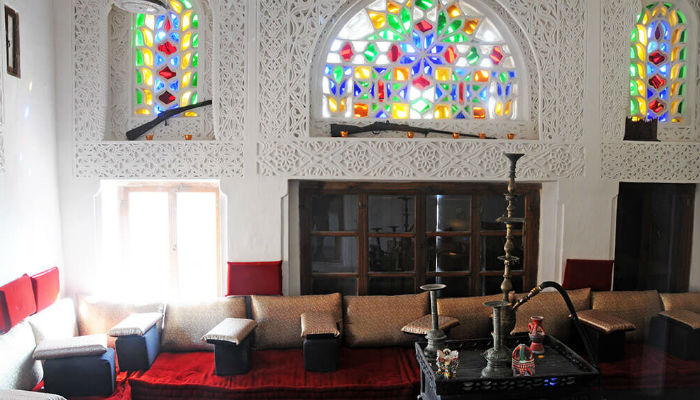 جلسات داخل قصر "دار الحجر" في اليمن.