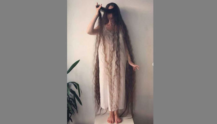 "فرانكي كلوني" إمرأة بريطانية تملك شعرا طويلا لم تغسله منذ 20 عاماً، ولاتحب استخدام الشامبو والبلسم.