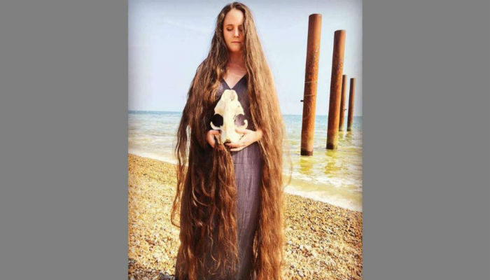 "فرانكي كلوني" إمرأة بريطانية تملك شعرا طويلا لم تغسله منذ 20 عاماً.