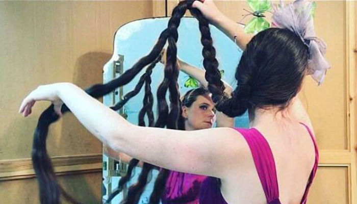 "فرانكي كلوني" تقوم بتجديل شعرها الطويل.