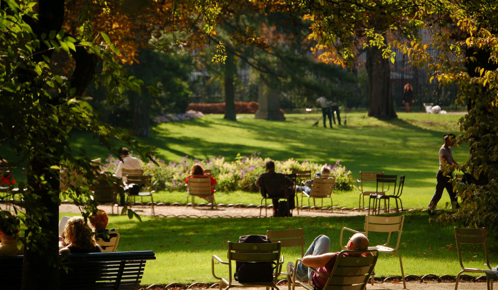 تعتبر "حدائق لوكسمبورغ" ثاني أكبر الحدائق العامة في باريس، ويعود تاريخها الى عام 1617م وتبلغ مساحتها حوالي 22 هكتار، وهي تطل على قصر الملك الإيطالي "ميديسي"، كما تحتوي على نافورة وألعاب للأطفال وعلى قوارب شراعية وكراسي للجلوس، وتتميز هذه الحدائق بالطبيعة الساحرة بسبب الخضار الذي يحيط بك من كل الإتجاهات.