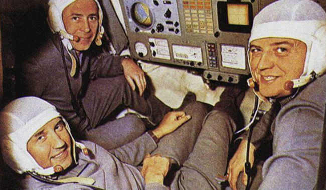 وفي عام 1967م من شهر يناير، قتل كل من "غاس غريسوم" و "إدوارد وايت" و "روجر تشافي" أثناء تدريبهم في المركبة "أبوبو 1" للقيام برحلة الى الفضاء الخارجي التي كانت مقررة في الشهر التالي.