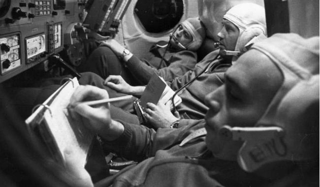 أما في يونيو عام 1971م، توفي رائدي الفضاء السوفياتيين "جورجي دوبروفولسكي" و "فيكتور باتساييف" و "فلاديسلاف فولكوف" وذلك جرّاء إنعدام الأوكسجين بسبب انفتاح الصمام بصورة مفاجئة ما أدى الى اختناقهم بعد لحظات من انفصال المركبة عن المحطة الفضائية "ساليوت 1".