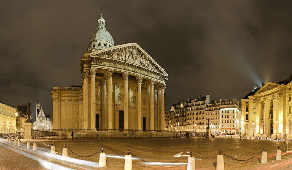 تقع "مقبرة العظماء البانثيون" بالحي اللاتيني وهي من أهم الأماكن السياحية في باريس ومن أعظم الأنجازات المعمارية، حيث تضم هذه المقبرة رفّات بعض العظماء الفرنسيين بناها المصمم "جاك جيرمان" عام 1790م، كما أنها تعتبر نموذج "البانثيون" في روما التي ترتفع فوقه قبة كبيرة.