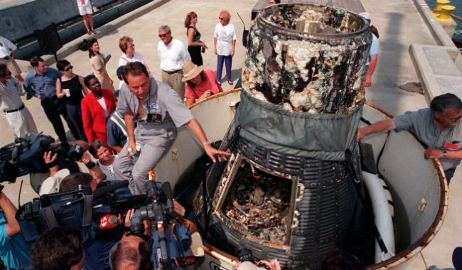 وفي يوليو عام 1961م، أثناء العمليات التجريبية للفضاء أدى عطل فني في كبسولة "ليبرتي بيل 7" التابعة لبرنامج "ناسا" الى امتلائها بالماء وغرقها في المحيط الأطلسي، وكاد الطيار "غاس غريسوم" أن يفارق الحياة إلا انه إستطاع النجاة.