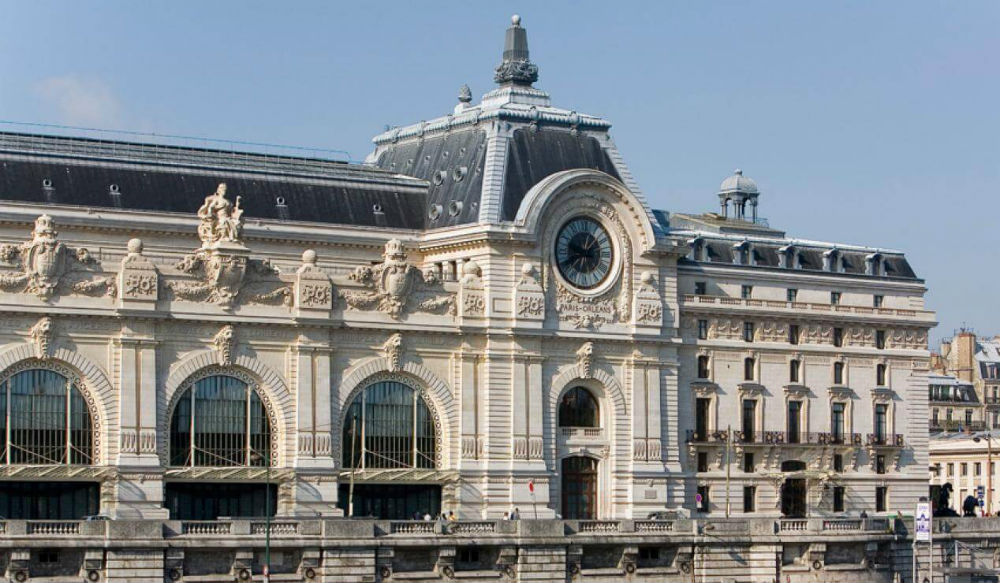 يقع "متحف أورسية" في وسط باريس، حيث كان مبنى لمحطة سكة حديد لكن في عام 1939م. لم يعد رصيف المحطة ملائماً للقطارات الطويلة، عندها قررت الحكومة الفرنسية تحويله الى متحف وذلك عام 1986م، يحتوي  على العديد من التماثيل واللوحات والمنحوتات أشهرها تمثال القارات الستة.