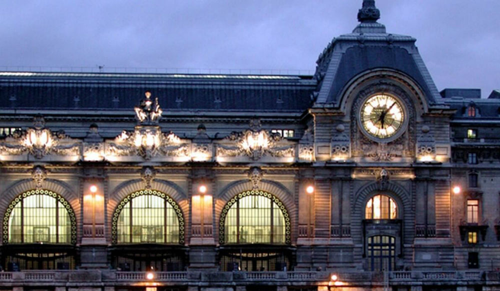"قصر غارنييه" أو "أوبرا باريس" هو مبنى في غاية الجمال تم بنائه عام 1669م من قبل "لويس الرابع عشر" وذلك بنائاً على طلب "نابليون الثالث"، يتضمن هذا القصر أفاريز متعددة الألوان وتماثيل فخمة جداً تمثل الأساطير اليونانية، كما يوجد في القصر "دار أوبرا" أفتتحت عام 1875م، ويعتبر أحد الأماكن السياحية المهمة في باريس.