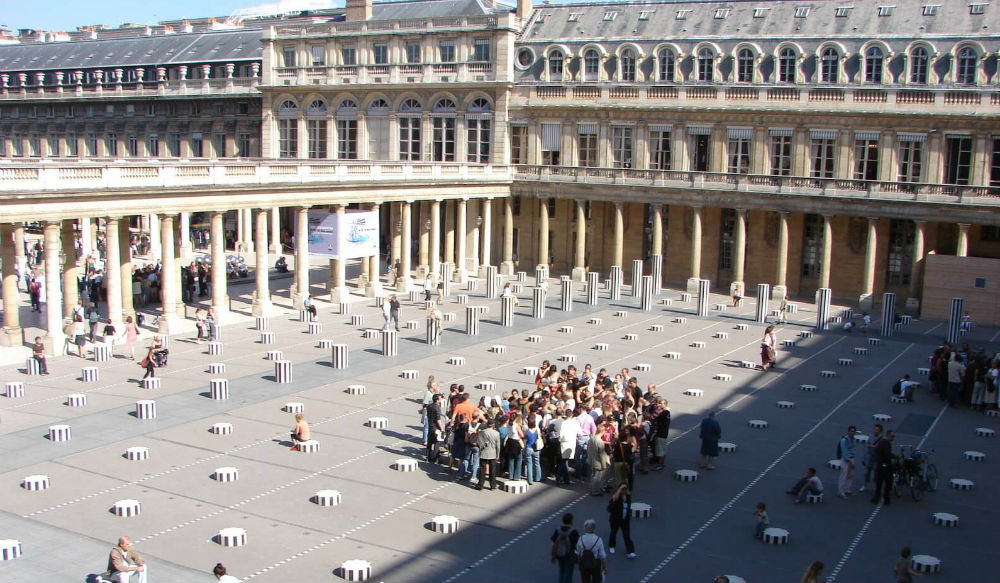 يقع "قصر باليه رويال" مقابل "متحف اللوفر" ويعتبر من اهم الأماكن السياحية في باريس، تم إنشائه عام 1633 من قِبل "الكاردينال ريشيليو" وتم تصميمه من قبل المعماري "دانيال دورين"، كما يوجد بالقرب من القصر 260 عامود مخطط بالأسود والأبيض.