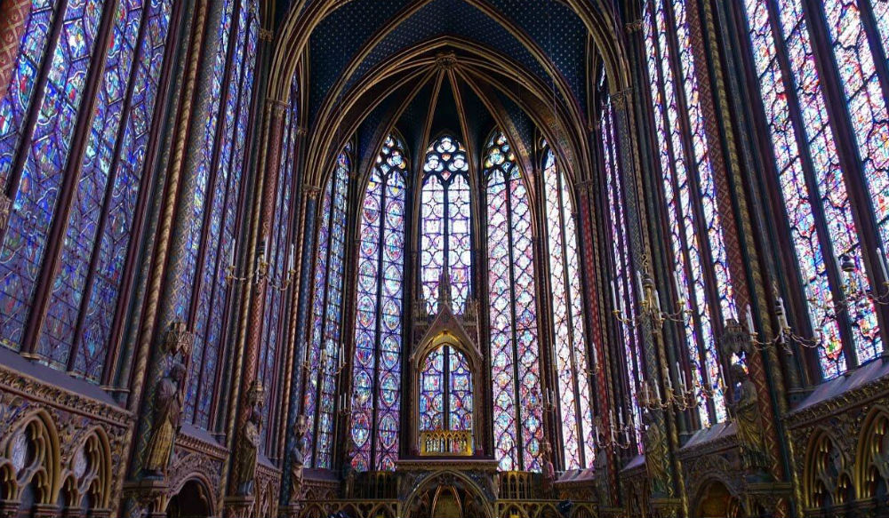  "سانت تشابيل" هو مصلى كنسي ملكي يقع بالقرب من قصر العدل في باريس، تم بناؤه عام 1239 على الطراز القوطي ويتميّز بالفخامة والرقي.