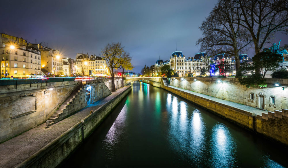 "نهر السين" هو نهر رئيسي يخترق وسط مدينة باريس شمال فرنسا، يبلغ طوله حوالي 777 كيلومتراً، كما يعتبر من أهم المواقع السياحية في باريس حيث يمكن القيام بجولة فيه بواسطة القوارب.