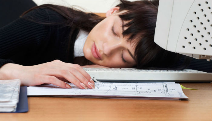 لاشك بأن النوم أثناء العمل يعرضك أحياياً للطرد، لكن في اليابان يختلف الأمر حيث بإمكانك أخذ قيلولة في العمل ولا يستطيع مديرك أن يوجه لك أي لوم.