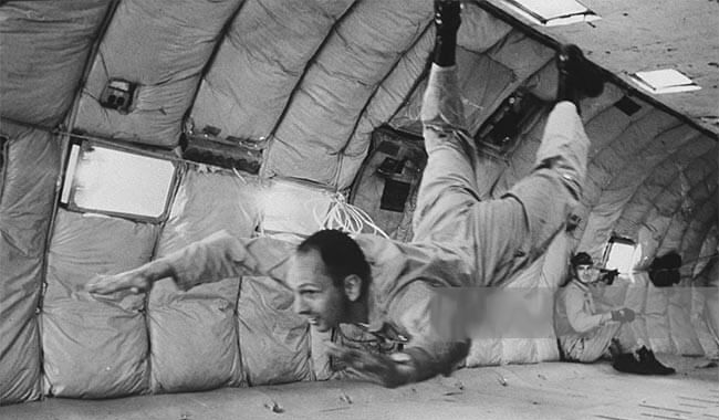 في اكتوبر عام 1964م، توفي الملاح الأمريكي "ثيودور فريمان" أثناء تدريبات الى رحلة فضائية إضطر الى اطلاق نفسه من طائرة التدريب بعد اصطدامها بطائرة أخرى وكان قريباً من الأرض فلقي حتفه.