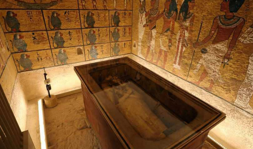 داخل المقبرة رقم 62، التابوت الذهبي للملك الفرعوني المصري "توت عنخ آمون" في مصر.