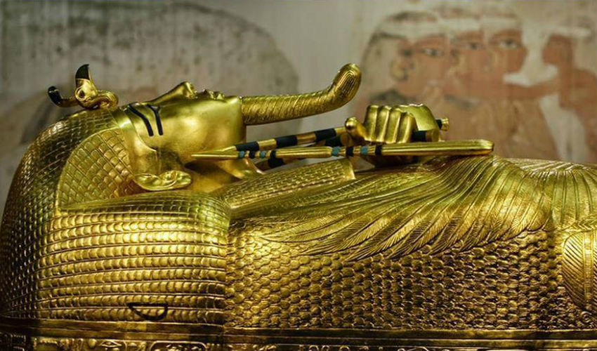 التابوت الذهبي للملك "توت عنخ آمون" في مقبرة رقم 62 في مصر.