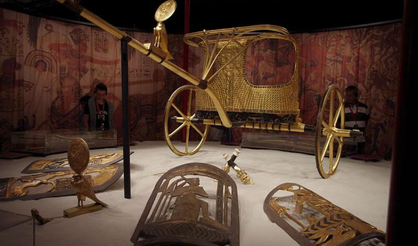 العربة الحربية الأثرية داخل مقبرة "توت عنخ آمون" في مصر، المصنوعة من الخشب والجلود ورقائق الذهب لتكون قوية وخفيفة الوزن