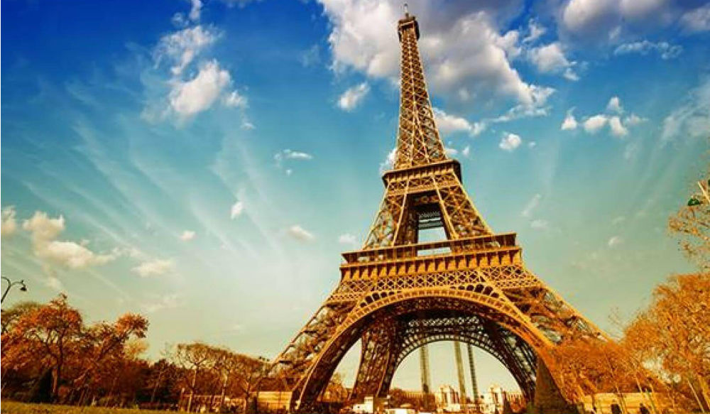 يعتبر "برج إيفل" رمزاً للعاصمة الفرنسية باريس، وهو برج حديدي يبلغ إرتفاعه حوالي 324 متراً، تم تصميمه من قبل الفنان "ألكسندر غوستاف إيفل" واكتمل بناؤه عام 1889، ويعتبر الموقع السياحي الأول الذي يلفت الأنظار حول العالم.