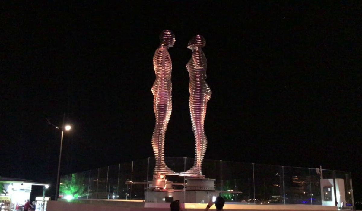تمثال "علي ونينو" في جورجيا تخليداً لذكراهم.