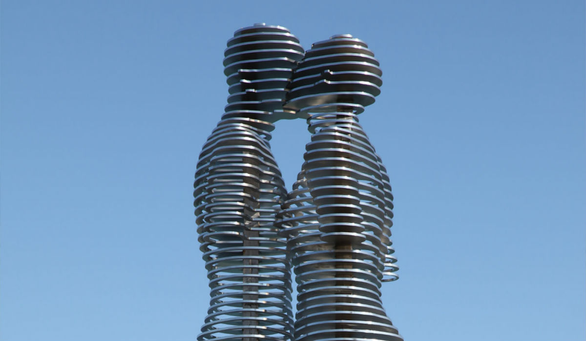 تمثال "علي ونينو" في جورجيا عن قرب.