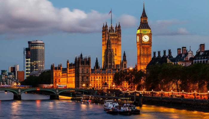 إسمه الرسمي هو "برج إليزابيث" لكن "بيغ بن" هو الإسم الأشهر له، وهو يقع في قصر "وستمنستر" في لندن، إكتمل بنائه عام 1858 وهو يحمل ساعة لها أربعة أوجه، وهو ثالث اطول برج ساعة في العالم، كما أنه المعلم الأشهر في لندن وإنكلترا.