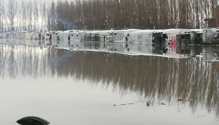 فيضان نهر الليطاني يجتاح منطقة براللياس المؤدية الى الطريق النهري في مخيمات اللاجئين.