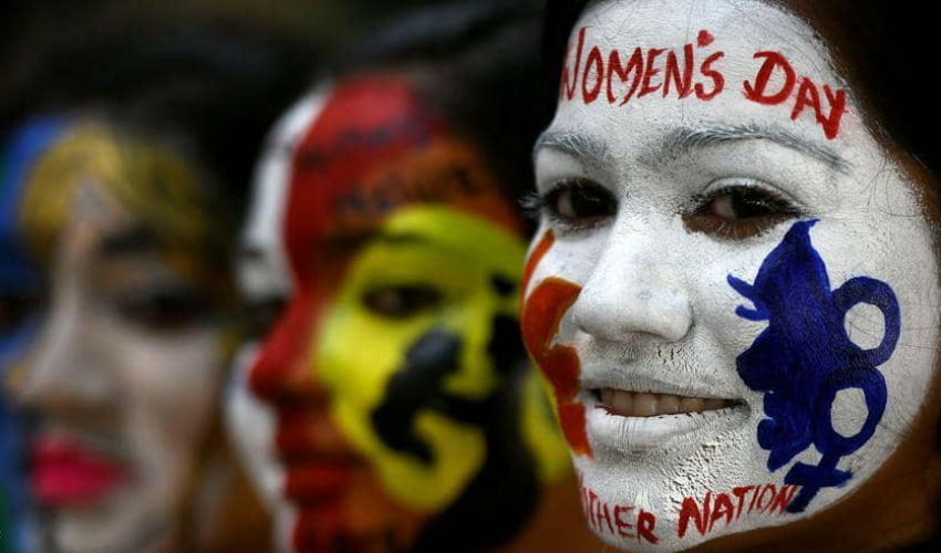 في الهند، خرجت المئات من النساء في شوارع "نيودلهي" وطالبت بوقف العنف المنزلي والتمييز في الوظائف بمناسبة اليوم العالمي للمرأة.