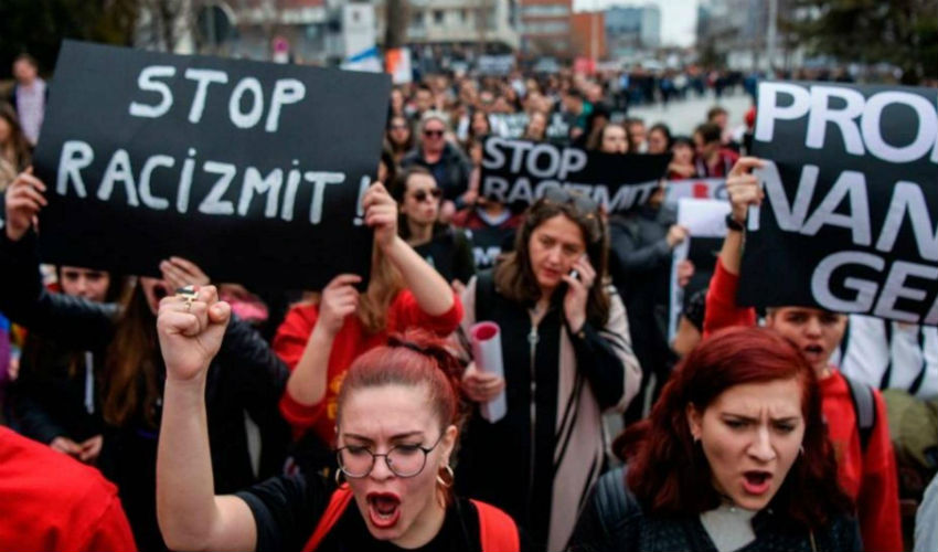 أما في كوسوفو فقد قامت مئات النساء احتفاء باليوم العالمي للمرأة بمظاهرات لوقف العنصرية.