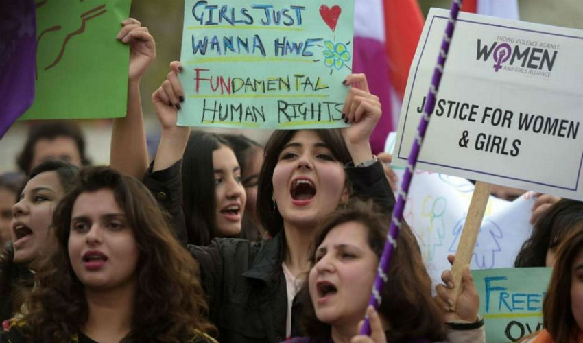 أما في باكستان فقد رُفع خلال المظاهرات النسوية المنظمة في يوم المرأة العالمي شعار "المرأة تريد فقط أن يكون لها حق أساسي من حقوق الإنسان".