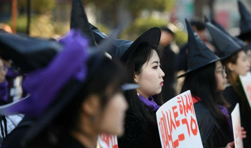 أما في كوريا الجنوبية فقد ارتدت النساء في اليوم العالمي للمرأة عباءات سوداء وقبعات ضد من وصفهن بأنهن "مطاردات الساحرات".