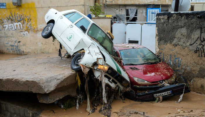 الخسائر المادية نتيجة الفيضانات وسوء البنى التحتية في إيران.