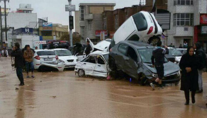 السيارات المتضررة من الفيضانات في إيران.