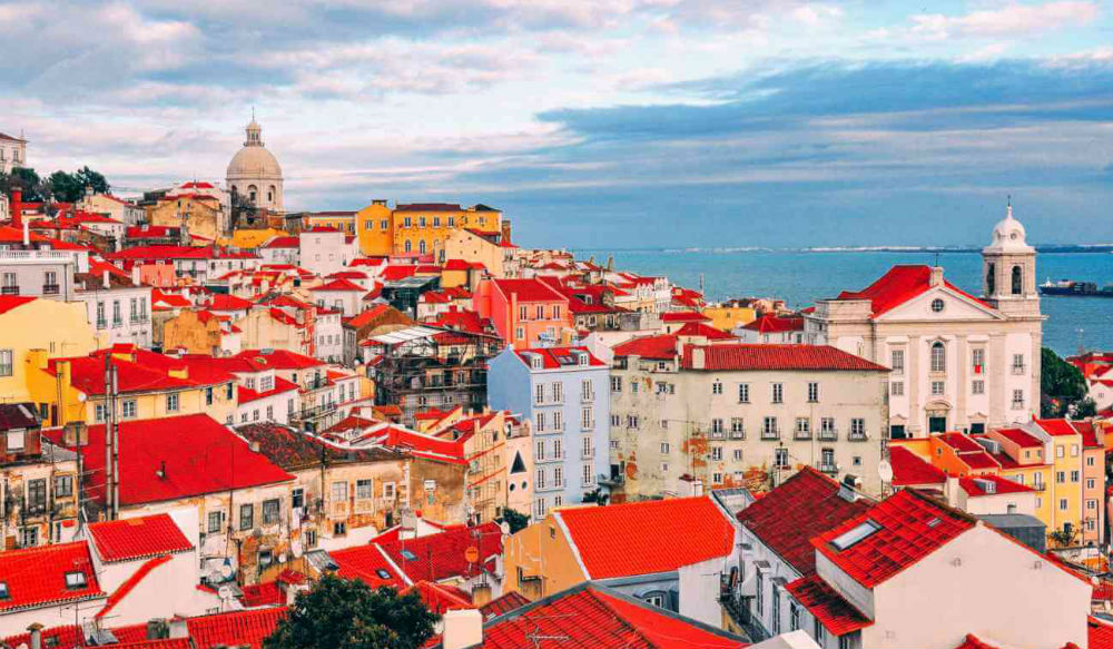 يمكن العيش في ليشبونة عاصمة البرتغال بميزانية تعادل 1300 دولار شهرياً، حيث تتميز هذه المدينة بمناخٍ معتدل ونظام ضريبي منخفض، بالإضافة الى وفرة العقارات.