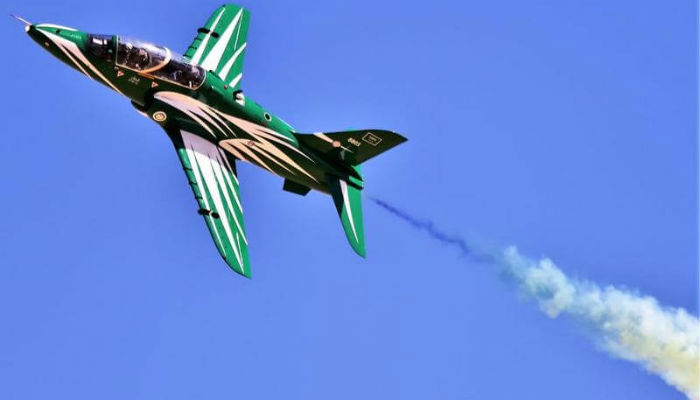طائرة هوك للتدريب تستعرض في الجو خلال معرض الطيران السعودي الدولي.