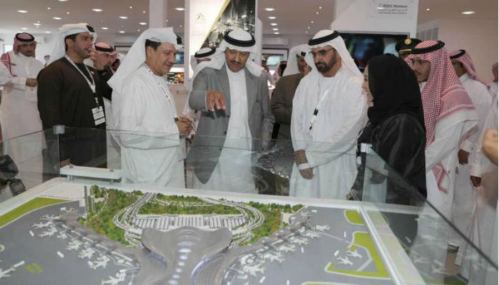 الأمير "فيصل بن بندر بن عبد العزيز" في معرض الطيران السعودي الدولي.