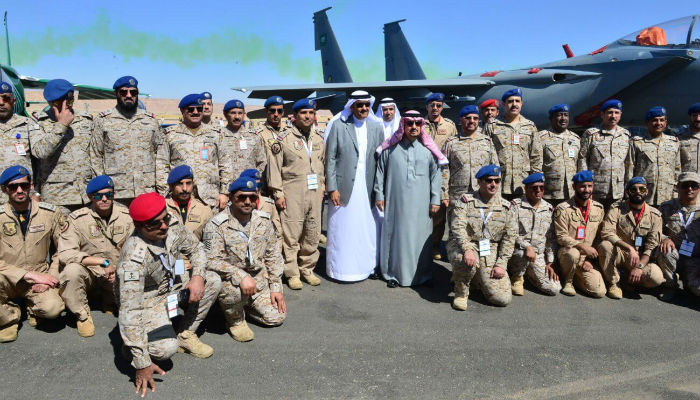صورة لأمير الرياض "فيصل بن بندر بن عبد العزيز" والأمير "سلطان بن سلمان" والقوات الملكية الجوية في معرض الطيران السعودي الدولي.